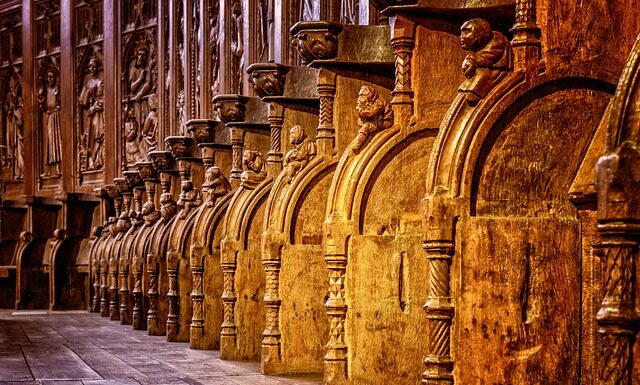 Ile zarabia ksiądz? Ile zarabia ksiądz?