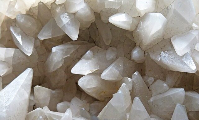 Od którego miesiąca dziecko zaczyna siadać?