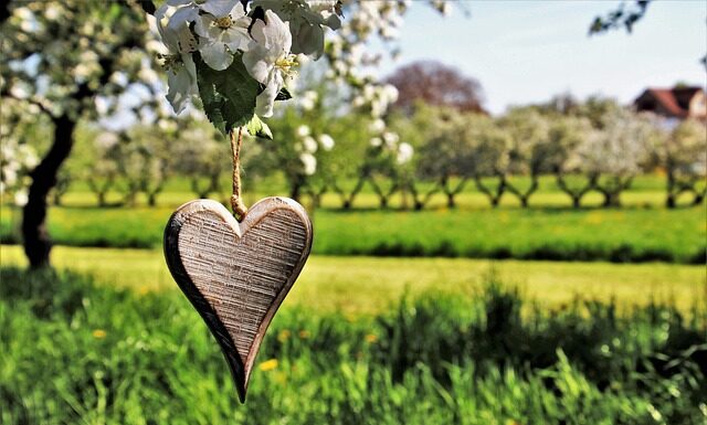 Czym się różni zawieszka od naszyjnika?