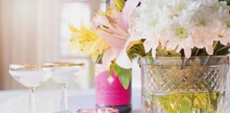 Czego nie powinno się robić przy stole?