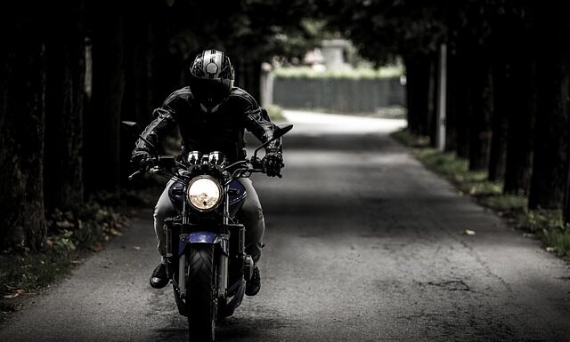 Czy powinno się jeździć z dzieckiem z tyłu? Czy powinno się jeździć z dzieckiem z tyłu?