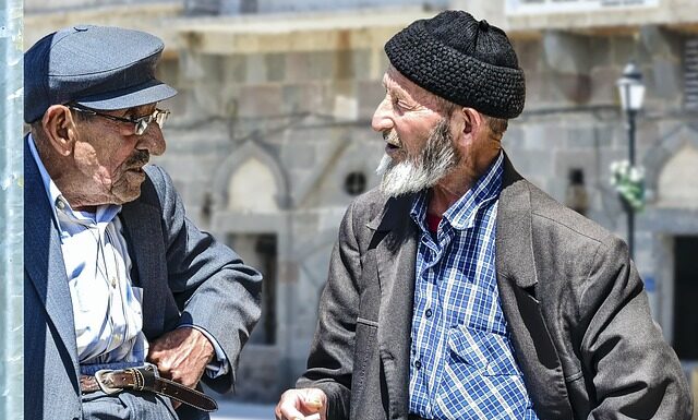 Jak jarmułka trzyma się na głowie? Jak jarmułka trzyma się na głowie?