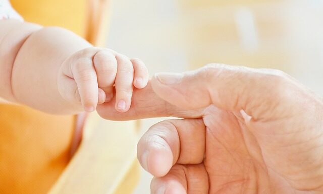 Co ile budzić noworodka do karmienia w nocy?