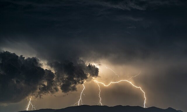 Czym grozi wczesne sadzanie niemowlaka?