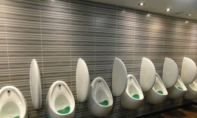 Jak wykryć mocz w basenie?